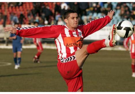 FOTBALIST DE "A". La 27 de ani, Ramses Gado (foto) a adunat 89 de meciuri în liga secundă, unde a marcat 9 goluri, plus 74 de jocuri în prima ligă, unde a înscris 18 goluri. Gado a debutat în fotbal la 16 ani, la FC Bihor, în sezonul 1998-1999, şi a promovat tot cu Bihorul în prima ligă, în urma unui baraj istoric cu Oţelul Galaţi. În prima ligă, mijlocaşul a mai jucat de 20 de ori pentru FC Bihor, reuşind numai un gol. După retrogradare, Gado a mai rămas la Oradea un tur de campionat, după care s-a transferat la Oţelul, unde a jucat din ianuarie 2006 până în vara lui 2009. La începutul actualei ediţii s-a transferat la Internaţional Curtea de Argeş